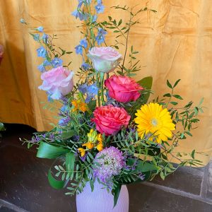 Bouquet printanier décoratif avec vase