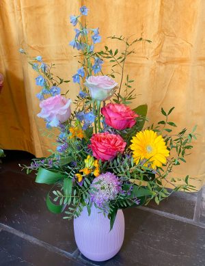 Bouquet printanier décoratif avec vase